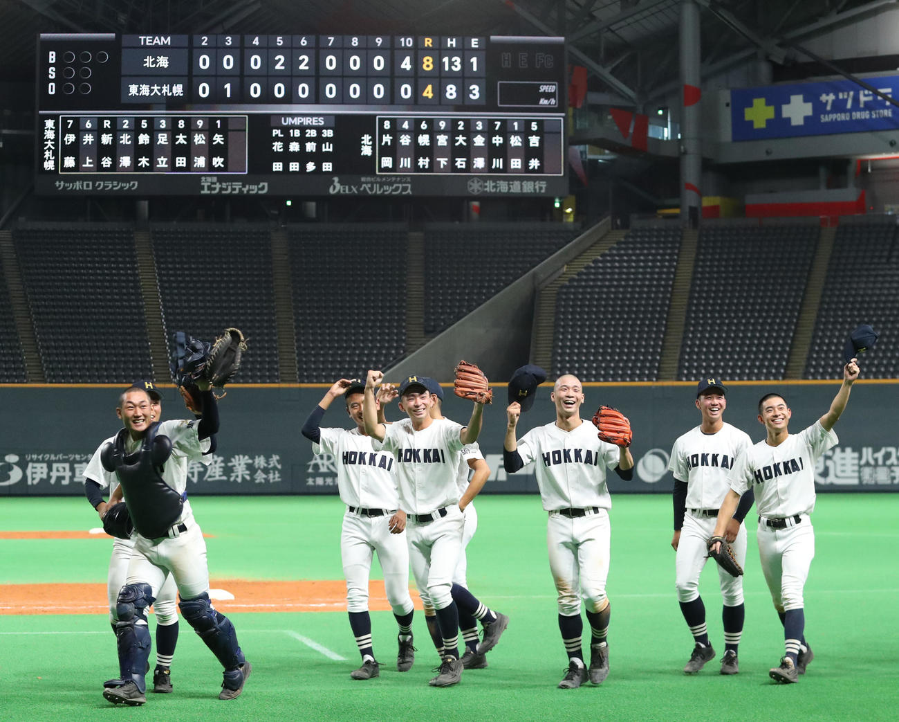 北海対東海大札幌　延長10回タイブレークを制し笑顔を見せる北海ナイン（撮影・佐藤翔太）