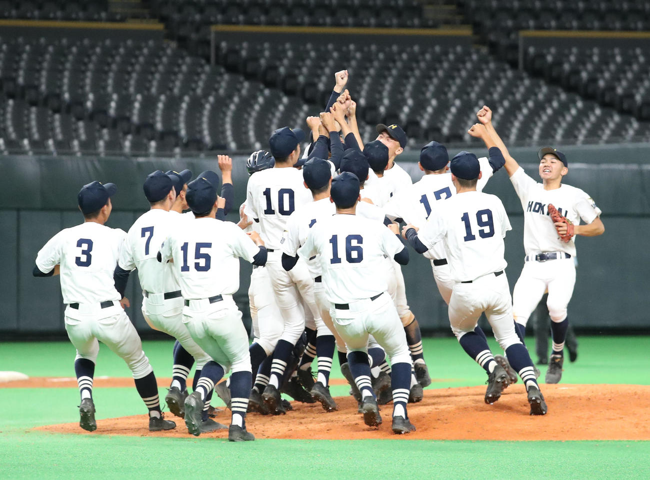 北海対東海大札幌　延長10回タイブレークを制し歓喜する北海ナイン（撮影・佐藤翔太）