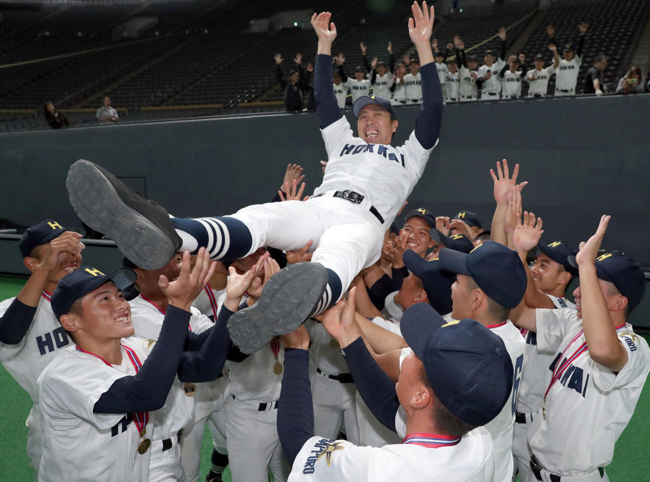 北海対東海大札幌　優勝し胴上げされる北海・平川監督（撮影・佐藤翔太）