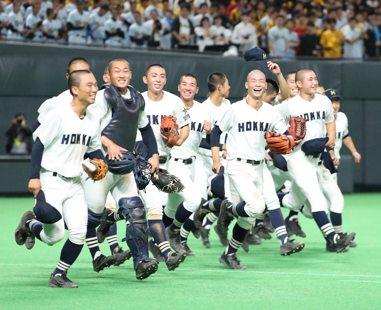 北海対東海大札幌　優勝し笑顔で駆け出す北海ナイン（撮影・佐藤翔太）