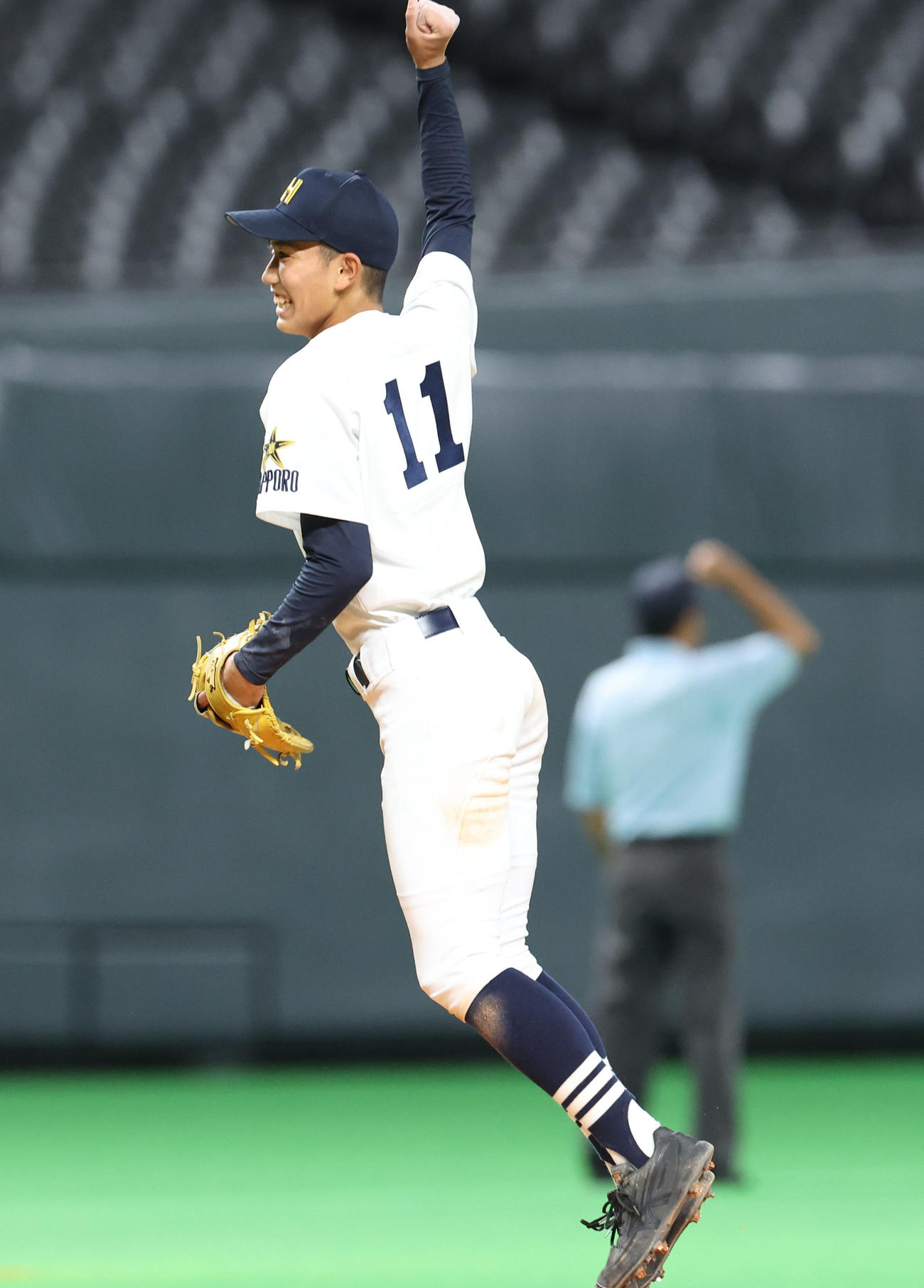 北海対東海大札幌　優勝を決め飛び跳ねて喜ぶ北海・松田（撮影・佐藤翔太）