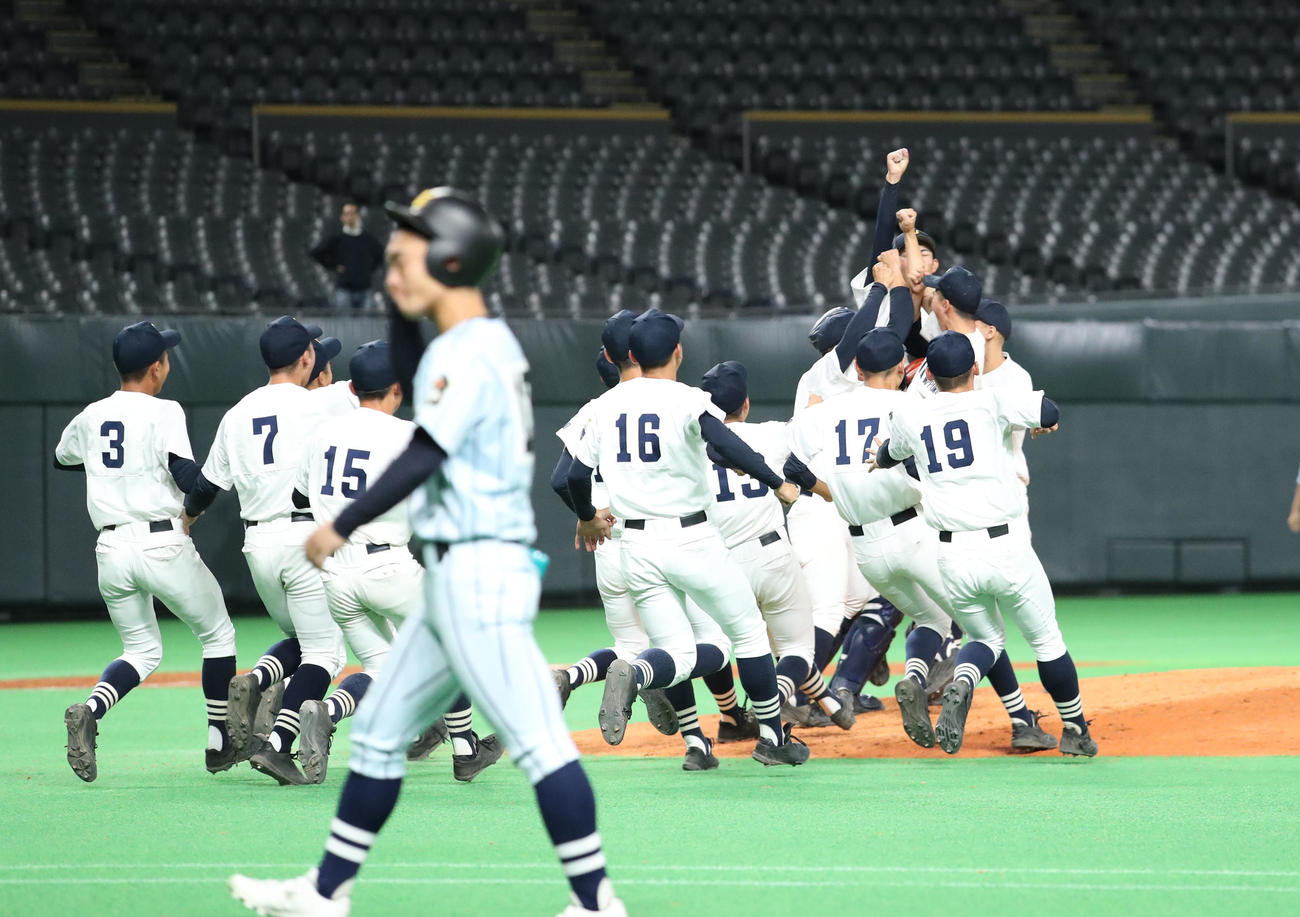 北海対東海大札幌　延長10回タイブレークを制し歓喜する北海ナイン（撮影・佐藤翔太）