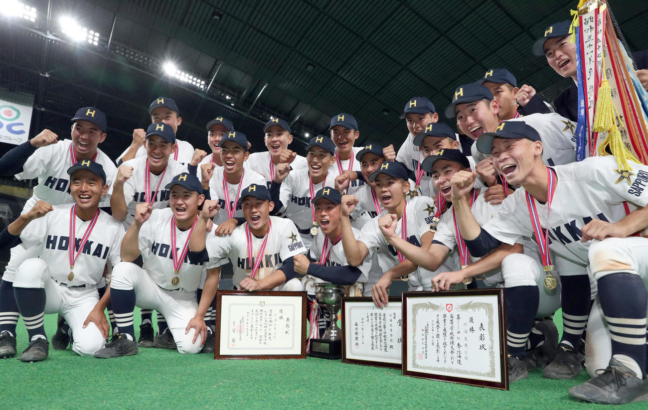 北海対東海大札幌　優勝し記念撮影をする北海ナイン（撮影・佐藤翔太）