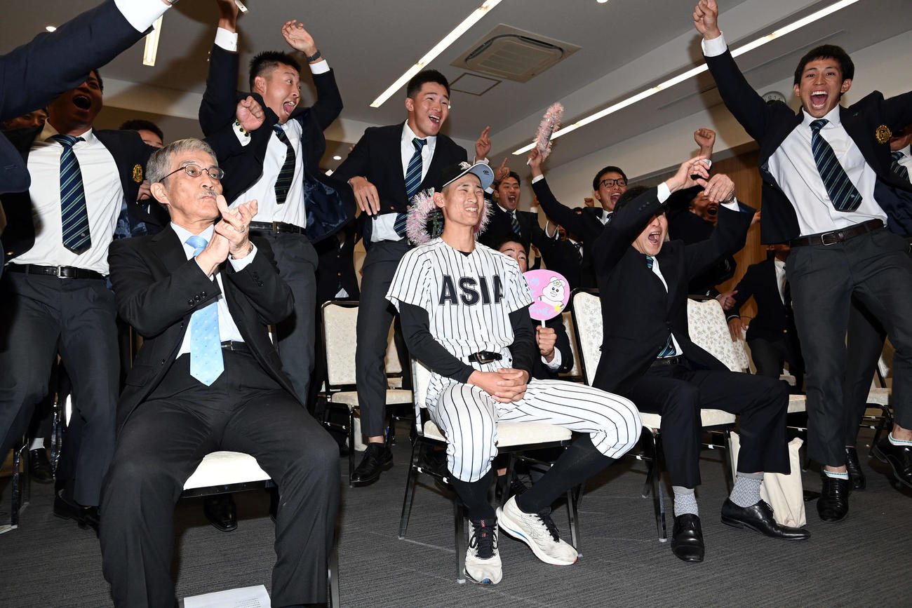 中日から1位指名を受け笑顔を見せる亜大・草加（中央）（撮影・たえ見朱実）