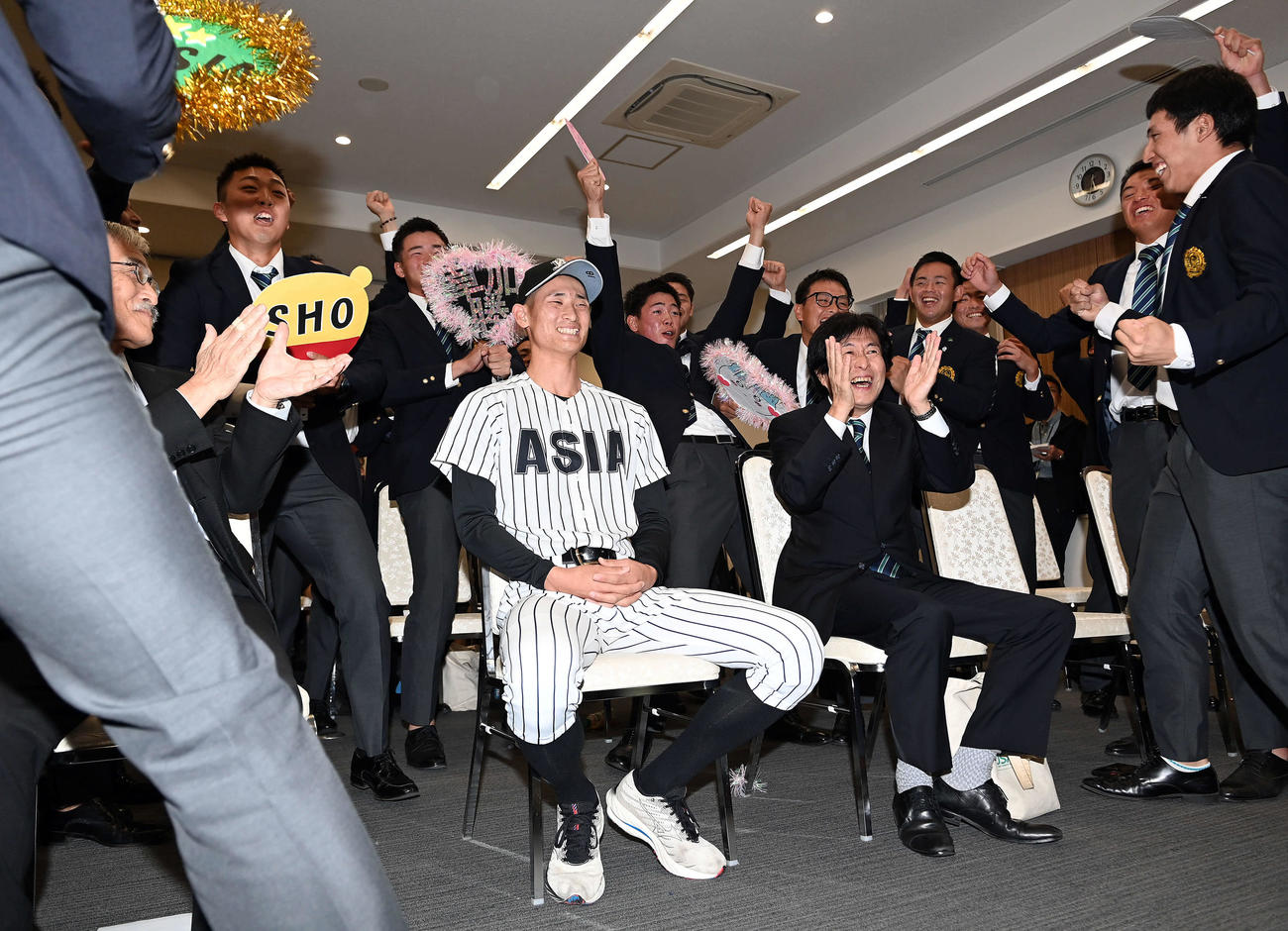 中日から1位指名を受け笑顔を見せる亜大・草加（中央）（撮影・たえ見朱実）