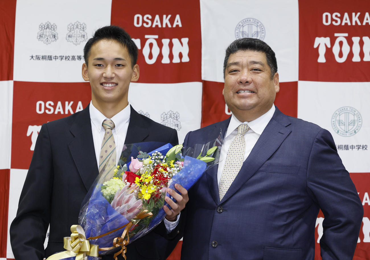 ソフトバンクから1位指名を受け、西谷監督（右）と写真に納まる大阪桐蔭・前田（撮影・藤尾明華）