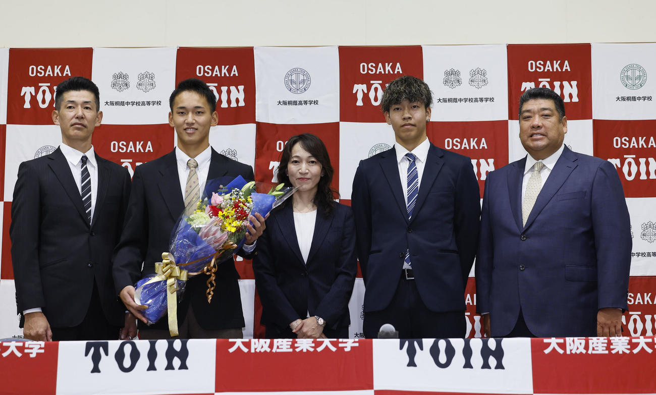 2023年プロ野球ドラフト会議　ソフトバンクから1位指名を受け、父孝博さん（左）、母由香さん（中央）、（右から）西谷監督、兄詠仁さんと写真に納まる大阪桐蔭・前田（撮影・藤尾明華）
