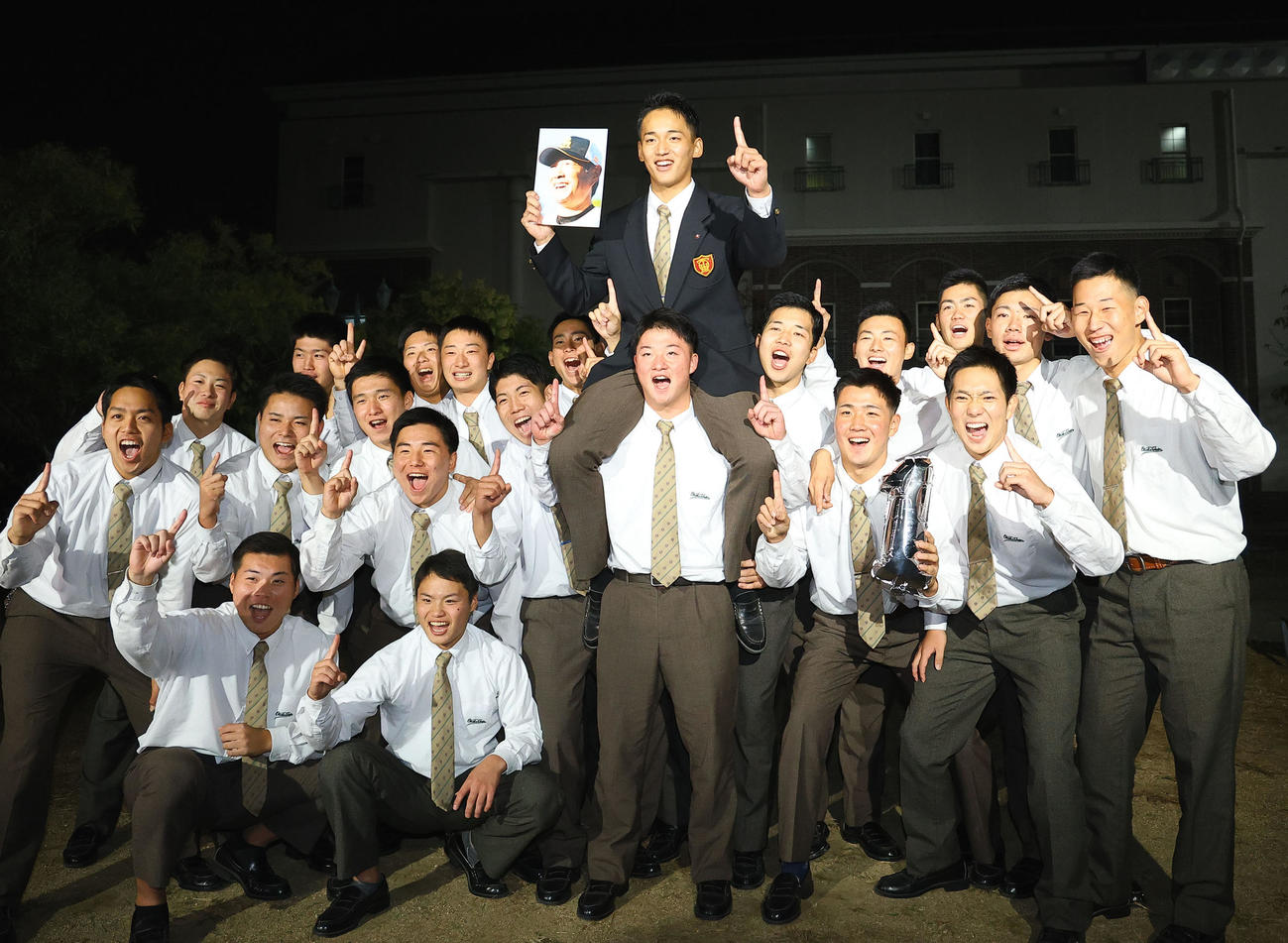 2023年プロ野球ドラフト会議　ソフトバンクから外れ1位での指名を受け、騎馬上で笑顔を見せる大阪桐蔭・前田（撮影・藤尾明華）