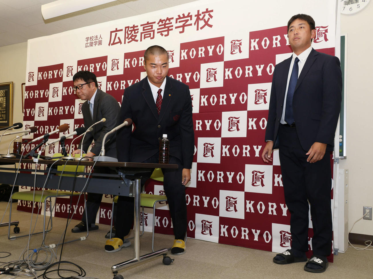 2023プロ野球ドラフト　4位までに選ばれず会見場を退席する広陵高校の真鍋（中央）。左は中井監督（撮影・加藤孝規）