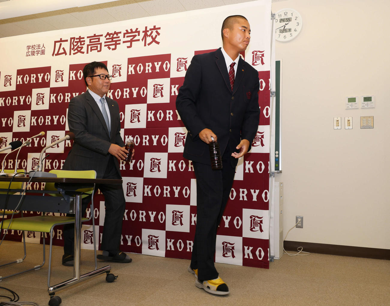 2023プロ野球ドラフト　4位までに選ばれず会見場を退席する広陵高校の真鍋（右）と中井監督（撮影・加藤孝規）