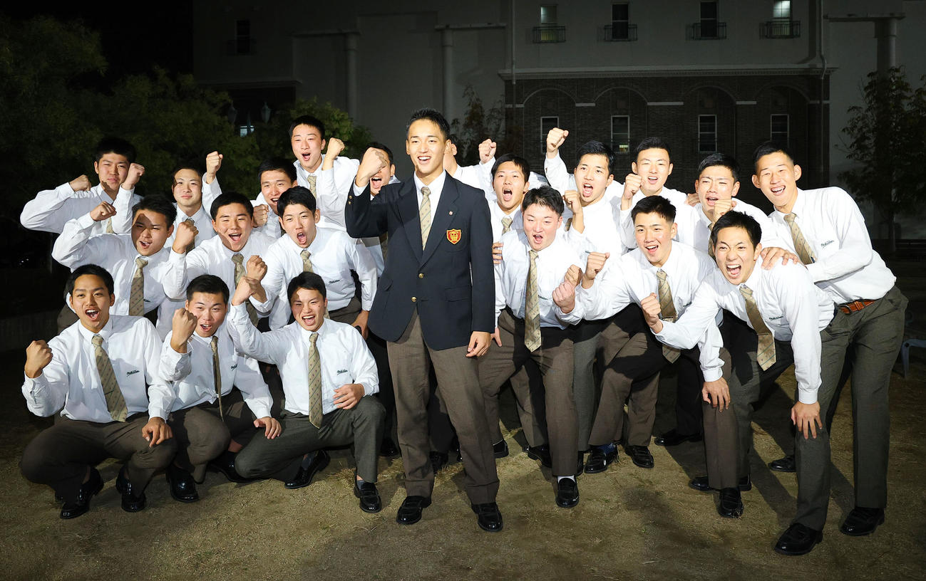 2023年プロ野球ドラフト会議　ソフトバンクから外れ1位での指名を受け、チームメートとガッツポーズをする大阪桐蔭・前田（撮影・藤尾明華）