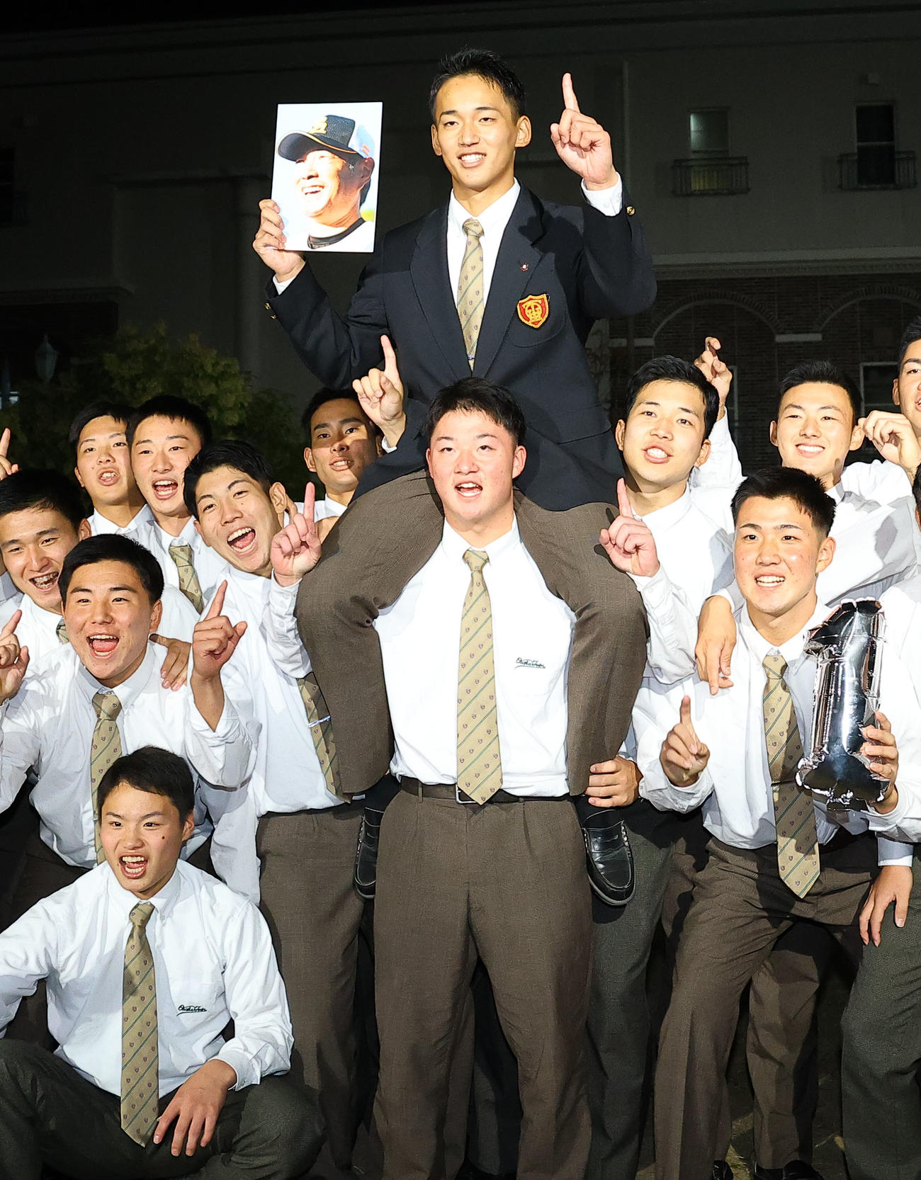 2023年プロ野球ドラフト会議　ソフトバンクから1位指名を受け、騎馬上で笑顔を見せる大阪桐蔭・前田（撮影・藤尾明華）