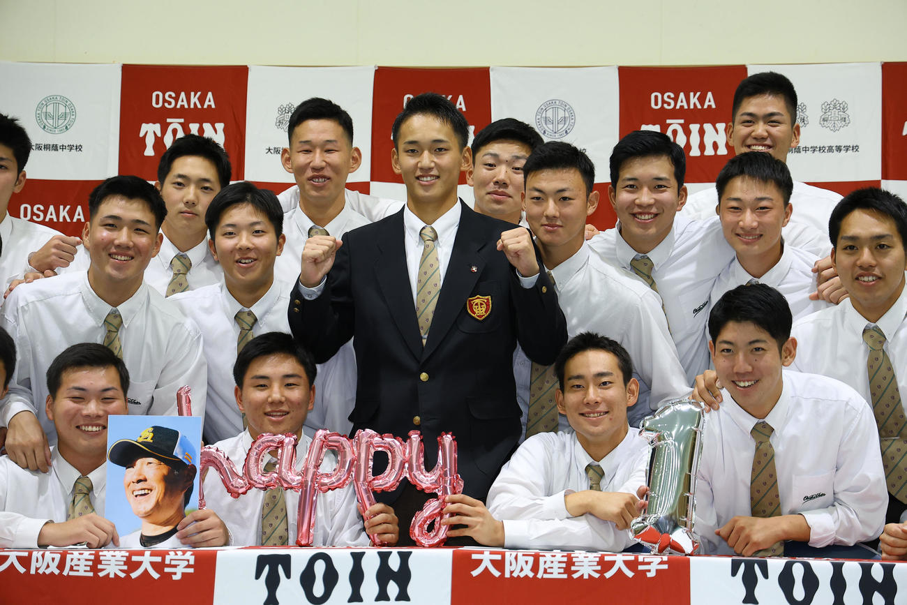 2023年プロ野球ドラフト会議　ソフトバンクから外れ1位での指名を受け、チームメート笑顔を見せる大阪桐蔭・前田（撮影・藤尾明華）