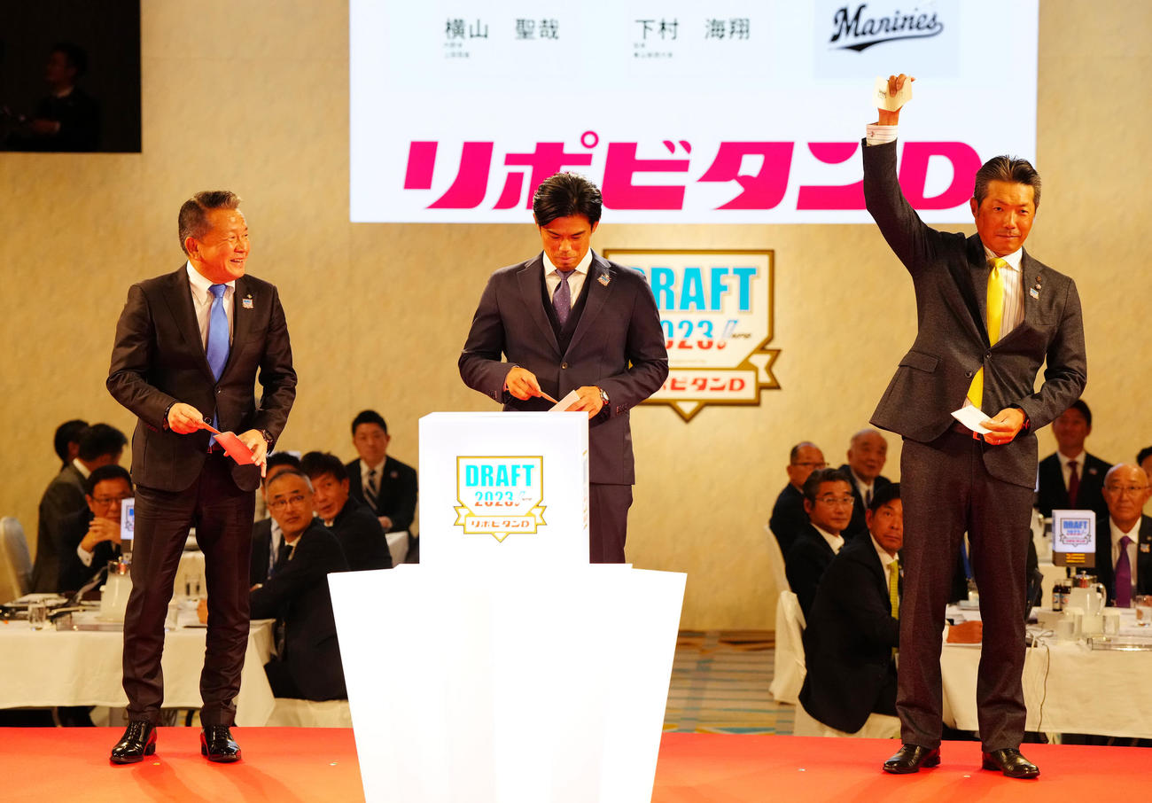 大阪桐蔭・前田の交渉権を獲得し、ガッツポーズのソフトバンク小久保監督（右）（撮影・江口和貴）