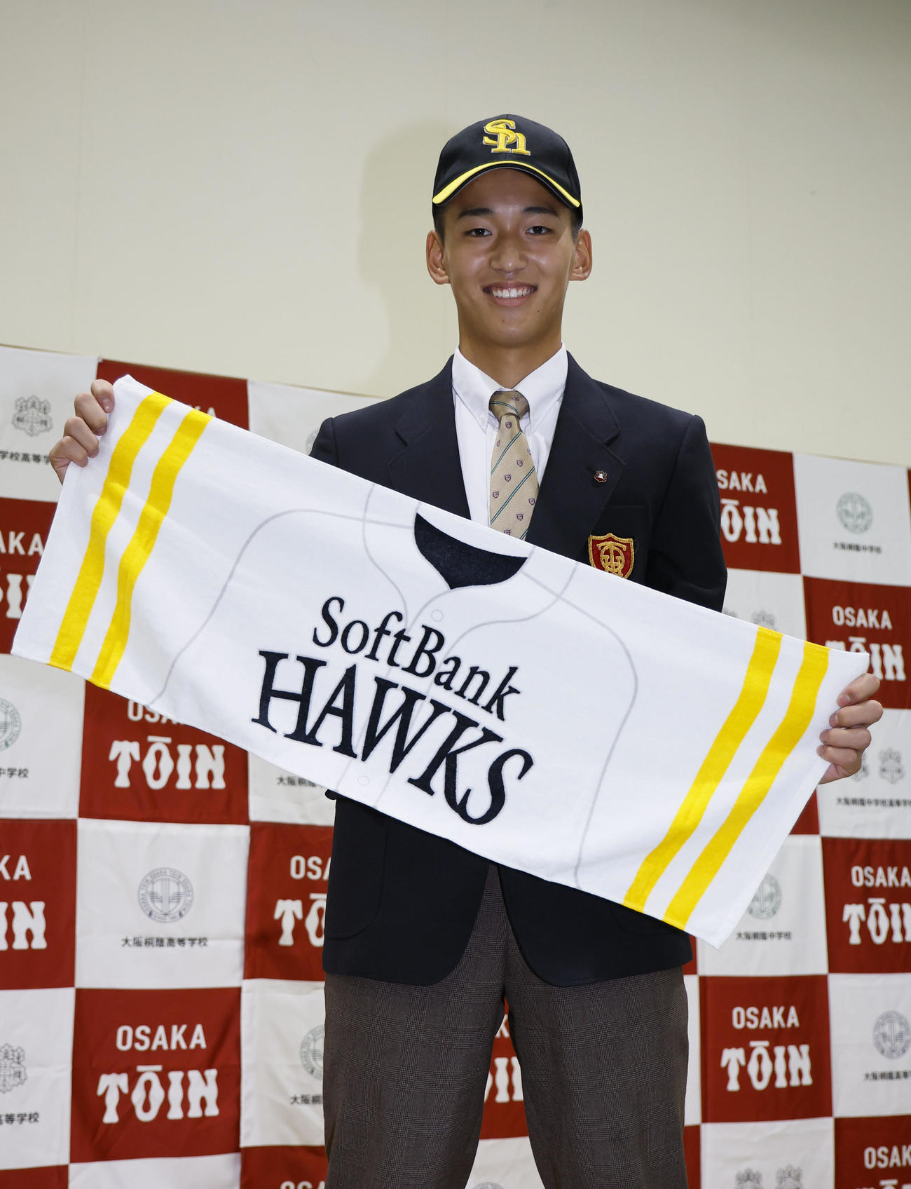 2023年プロ野球ドラフト会議　ソフトバンクから1位での指名を受け、笑顔を見せる大阪桐蔭・前田（撮影・藤尾明華）