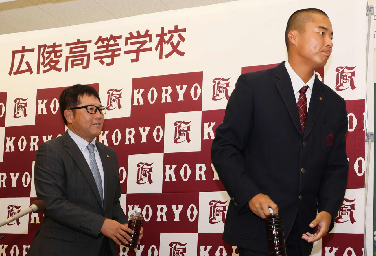 4位までに指名されず会見場を退席する広陵・真鍋（右）と中井監督（撮影・加藤孝規）