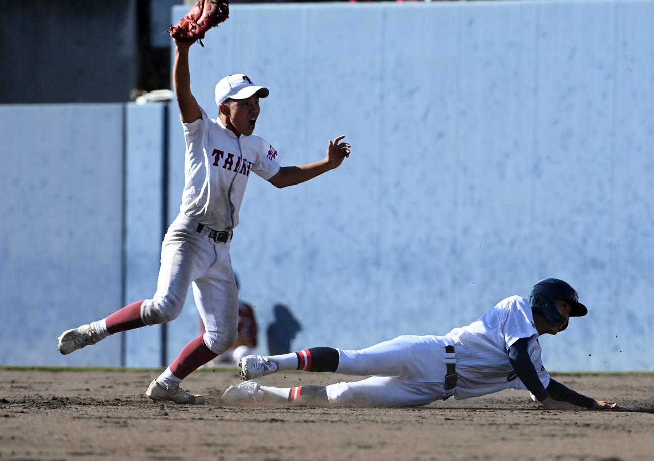 社対耐久　9回表2死一、三塁、代走の一塁走者村田が二塁盗塁に失敗し試合終了（撮影・前岡正明）