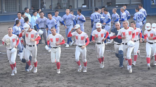 智弁学園対須磨翔風　須磨翔風にサヨナラ負け、がっくりする智弁学園ナイン（撮影・前岡正明）
