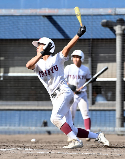 社対耐久　8回裏耐久1死満塁、岡川は中越えに走者一掃の逆転二塁打を放つ（撮影・前岡正明）