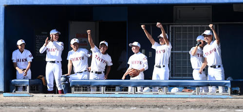 社対耐久　8回裏耐久1死満塁、岡川の中越え走者一掃の逆転二塁打に喜ぶ耐久ナイン（撮影・前岡正明）