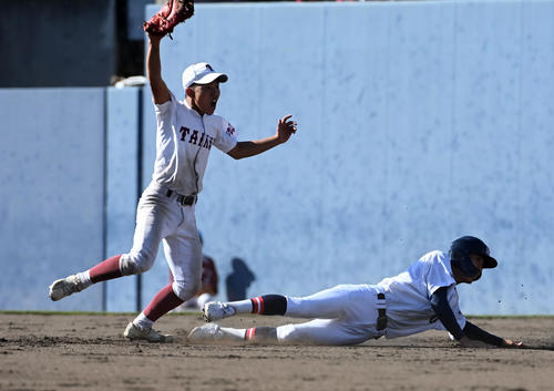 社対耐久　9回表2死一、三塁、代走の一塁走者村田が二塁盗塁に失敗し試合終了（撮影・前岡正明）