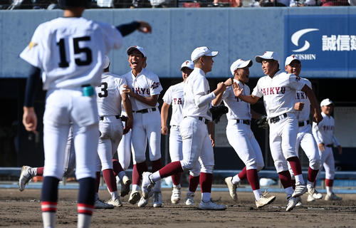 社対耐久　社を破り喜ぶ耐久ナイン（撮影・前岡正明）