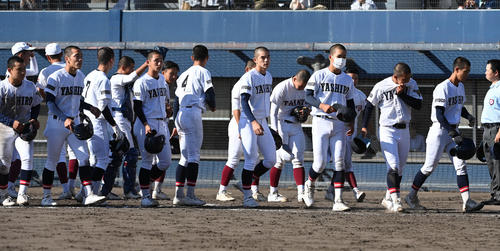 社対耐久　耐久に敗れがっくりする社ナイン（撮影・前岡正明）