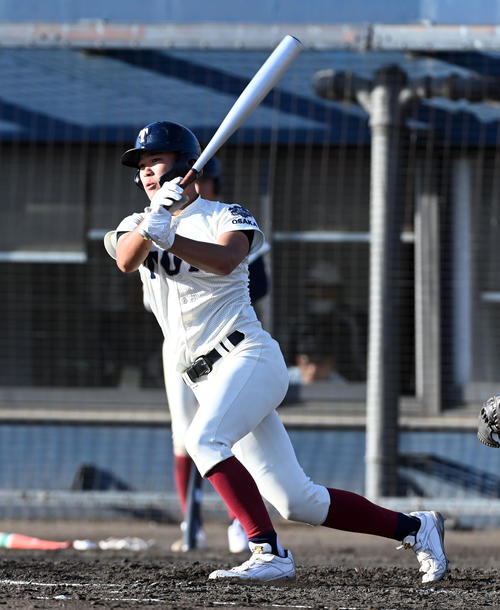 大阪桐蔭対報徳　4回表大阪桐蔭1死二塁、賀川は左適時二塁打を放つ（撮影・前岡正明）
