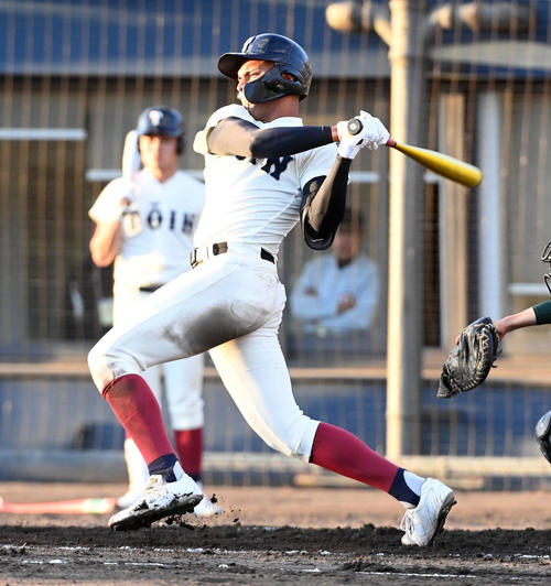 大阪桐蔭対報徳　7回表大阪桐蔭2死二、三塁、ラマルは左2点適時打を放つ（撮影・前岡正明）