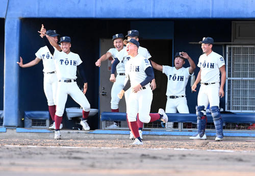 大阪桐蔭対報徳　7回表大阪桐蔭2死二、三塁、ラマルの左2点適時打に喜ぶナイン（撮影・前岡正明）
