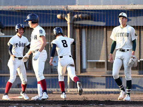 大阪桐蔭対報徳学園　7回表大阪桐蔭2死二、三塁、ラマルに左2点適時打を打たれがっくりする報徳・今朝丸（撮影・前岡正明）