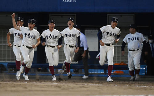 大阪桐蔭対報徳　報徳を破り喜ぶ大阪桐蔭ナイン（撮影・前岡正明）