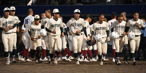 大阪桐蔭対報徳　大阪桐蔭に敗れがっくりする報徳ナイン（撮影・前岡正明）