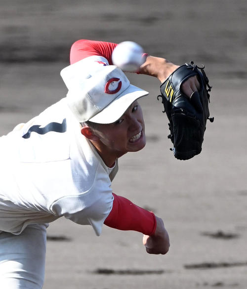 智弁学園対須磨翔風　智弁学園先発の青山（撮影・前岡正明）
