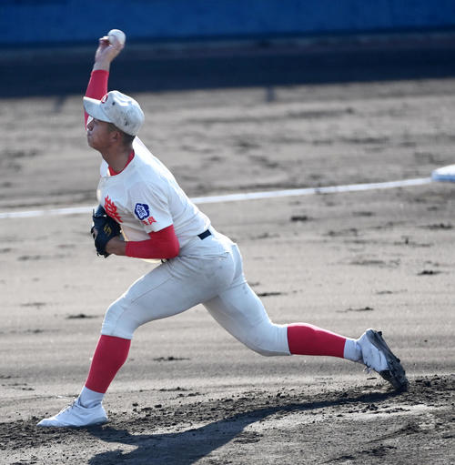 智弁学園対須磨翔風　智弁学園先発の青山（撮影・前岡正明）
