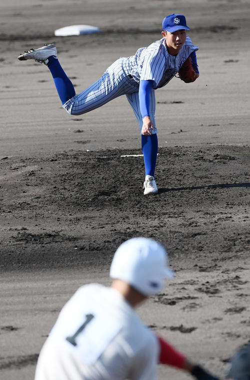 智弁学園対須磨翔風　須磨翔風先発の槙野（撮影・前岡正明）