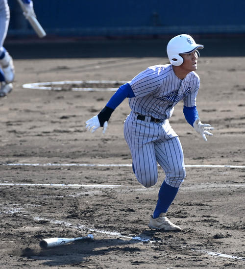 智弁学園対須磨翔風　1回裏須磨翔風2死二、三塁、西田修は右2点適時打を放つ（撮影・前岡正明）