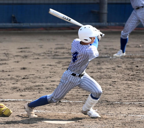 智弁学園対須磨翔風　10回裏須磨翔風2死二、三塁、榧谷は左越えサヨナラ2点適時二塁打を放つ（撮影・前岡正明）
