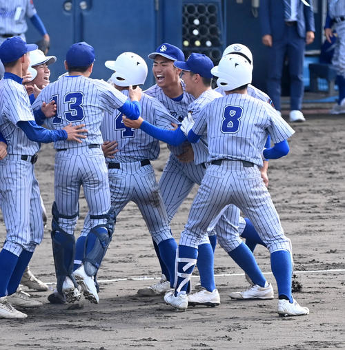 智弁学園対須磨翔風　10回裏須磨翔風2死二、三塁、左越え2点適時二塁打で逆転サヨナラ勝ち、榧谷（中央）を祝福する須磨翔風ナイン（撮影・前岡正明）