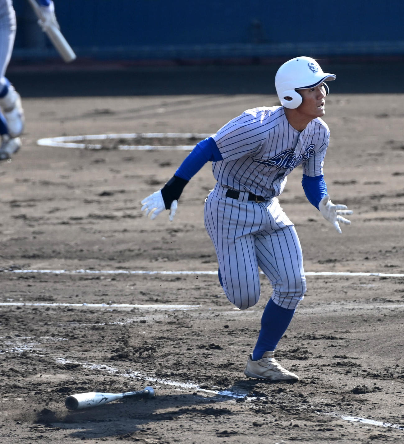 智弁学園対須磨翔風　1回裏須磨翔風2死二、三塁、西田修は右2点適時打を放つ（撮影・前岡正明）