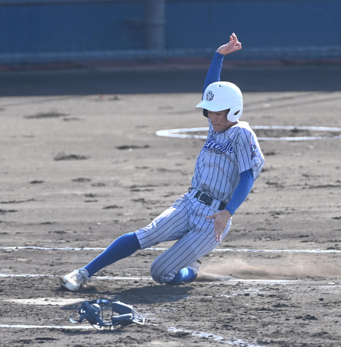 智弁学園対須磨翔風　1回裏須磨翔風2死二、三塁、西田の右2点適時打で生還する堀（撮影・前岡正明）