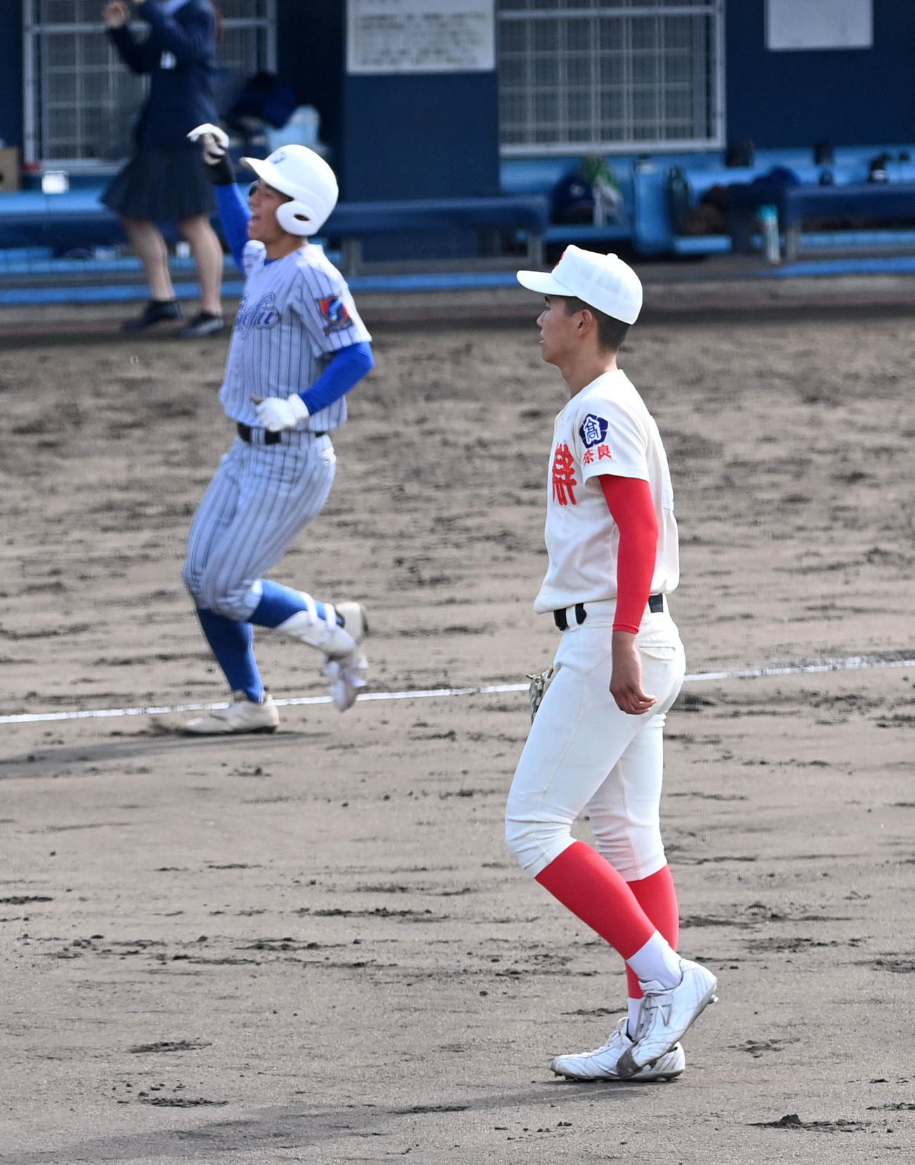 智弁学園対須磨翔風　10回裏須磨翔風2死二、三塁、榧谷（左）に左越え2点適時二塁打を打たれ逆転サヨナラ負け、がっくりする智弁学園・田近（撮影・前岡正明）