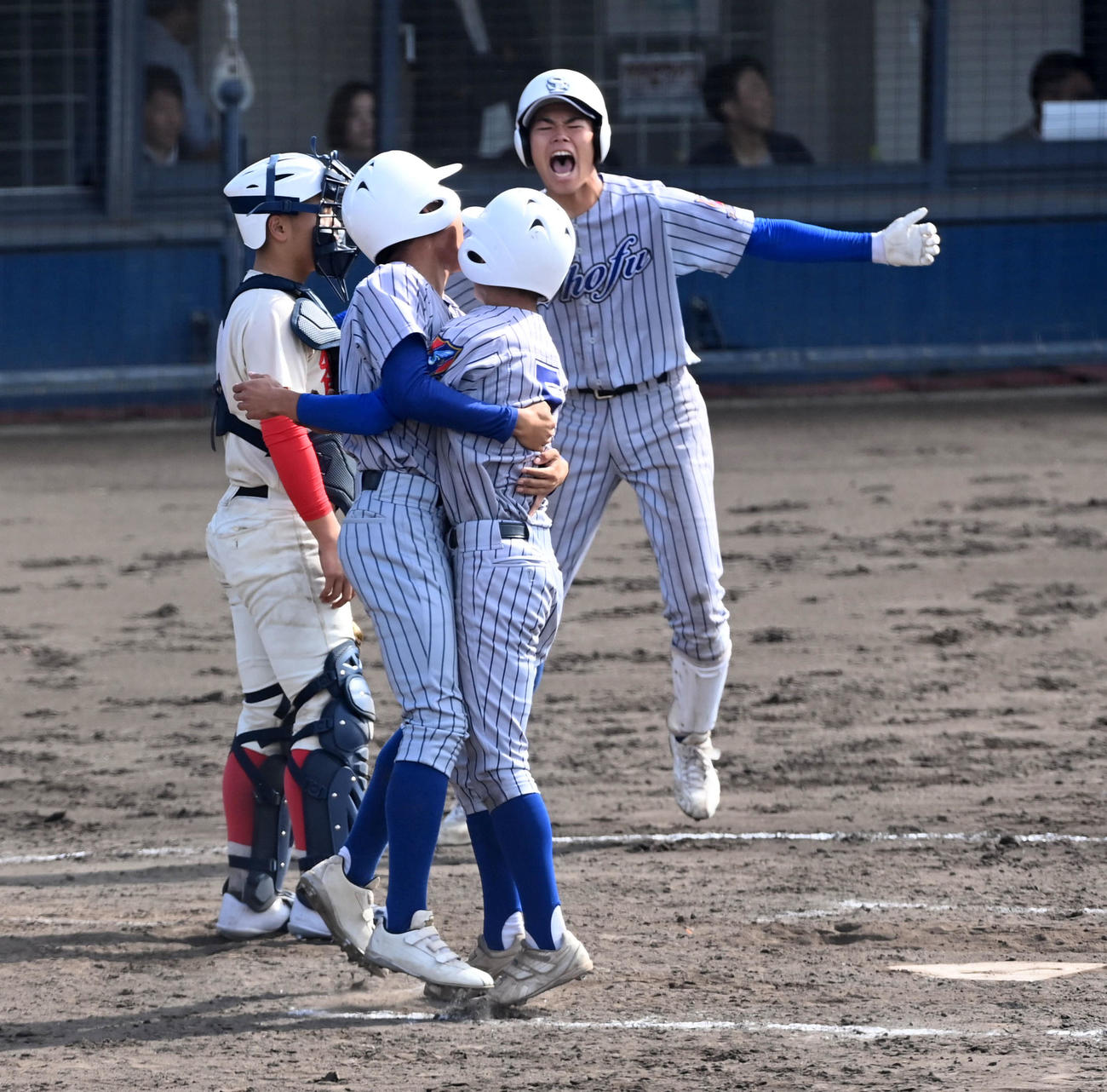 智弁学園対須磨翔風　10回裏須磨翔風2死二、三塁、榧谷の左越え2点適時二塁打で逆転サヨナラ勝ち、喜ぶ須磨翔風ナイン（撮影・前岡正明）