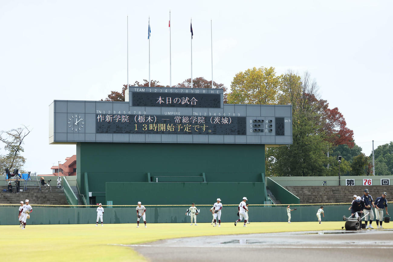 作新学院対常総学院　天候の影響で試合開始が午後1時の予定となる（撮影・河田真司）