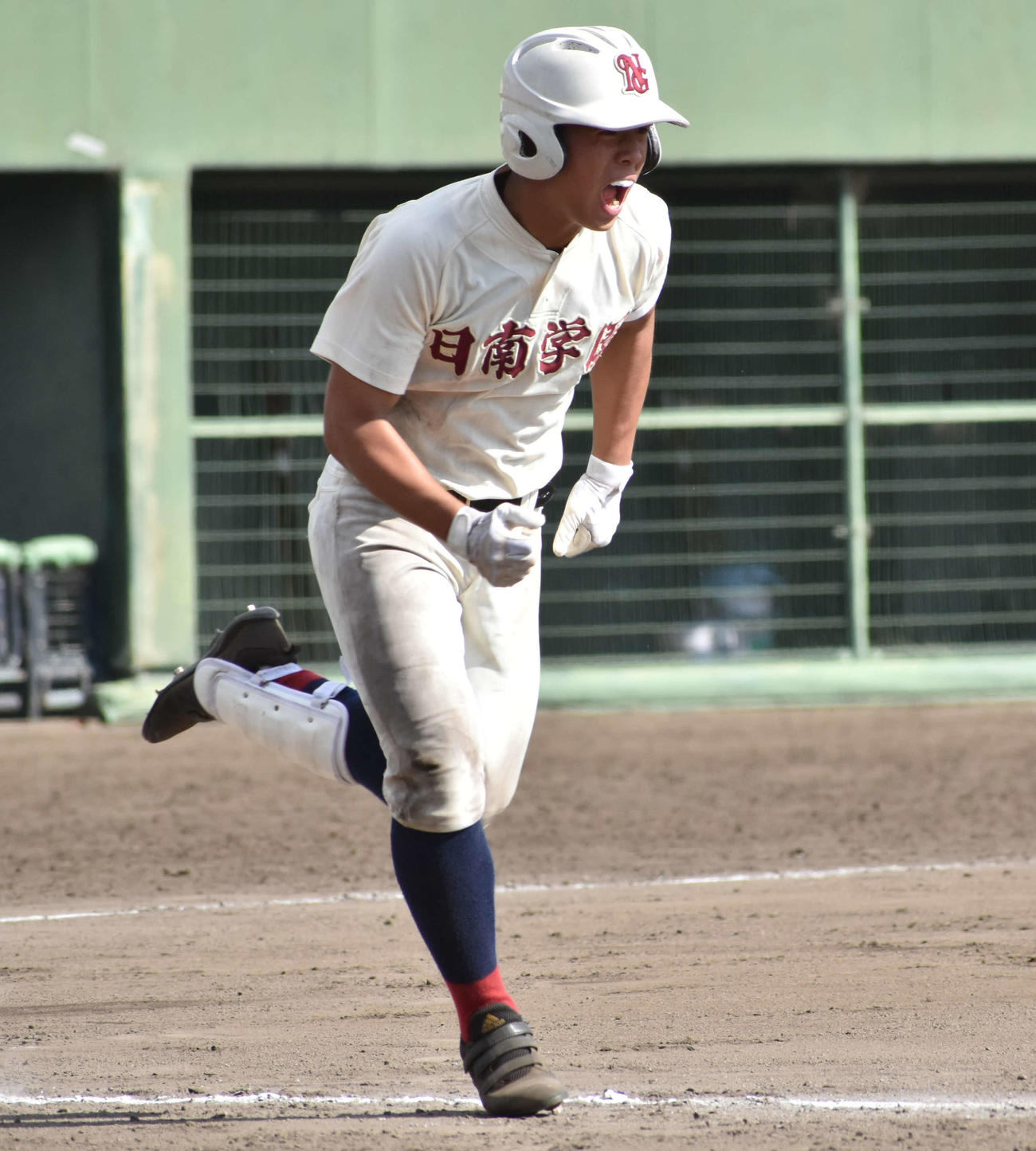 有田工対日南学園　8回裏2死一、二塁、日南学園・楊は左中間適時二塁打を放ちガッツポーズ（撮影・只松憲）