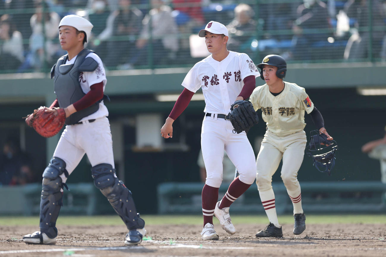作新学院対常総学院　2回表作新学院1死二、三塁、小川哲に左犠飛を許す大川（中央）（撮影・河田真司）