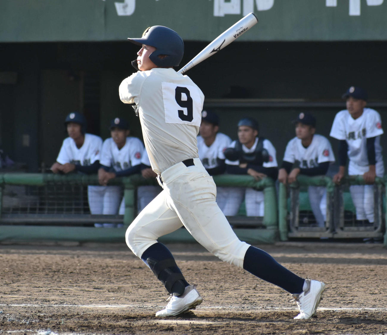 沖縄尚学対神村学園　3回裏1死二塁、神村学園・正林は中越え適時二塁打を放つ（撮影・只松憲）