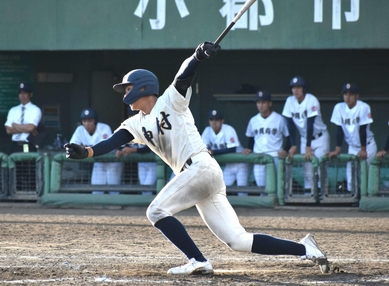 沖縄尚学対神村学園　5回裏1死二塁、神村学園・今岡は左前打を放つ（撮影・只松憲）