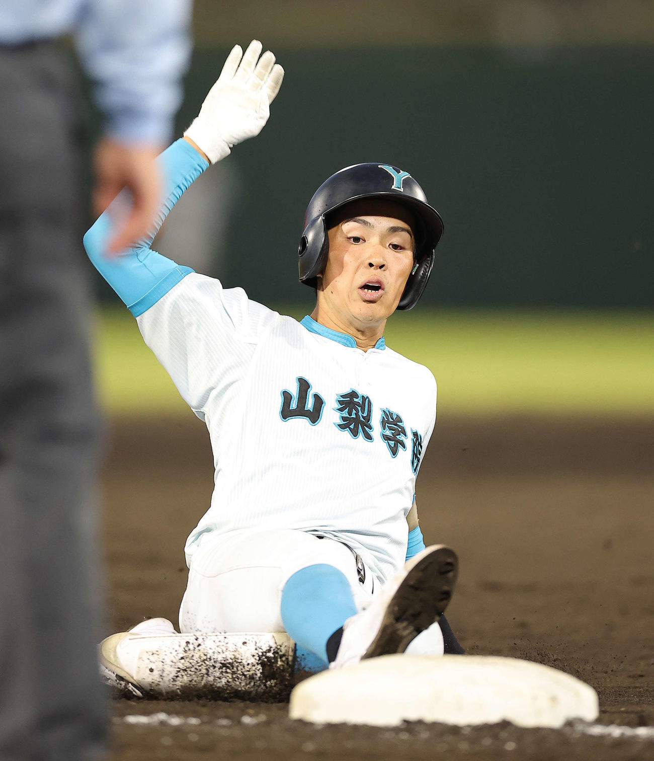 山梨学院対高崎健康福祉大高崎　3回表山梨学院2死、右翼線に三塁打を放ち出塁する針尾（撮影・河田真司）