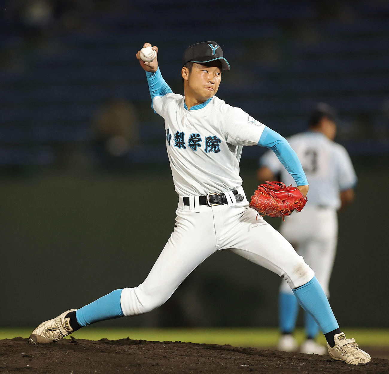 回裏高崎健康福祉大高崎2死満塁、2番手で登板する山梨学院・桜田（撮影・河田真司）
